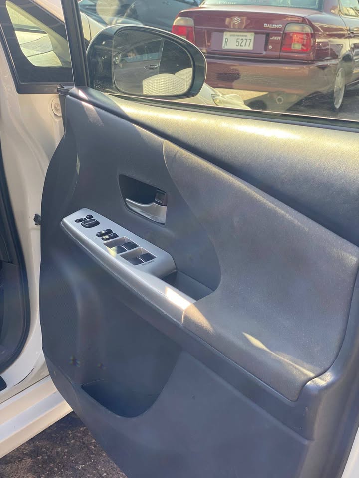 Toyota Prius Alpha 5 Seater