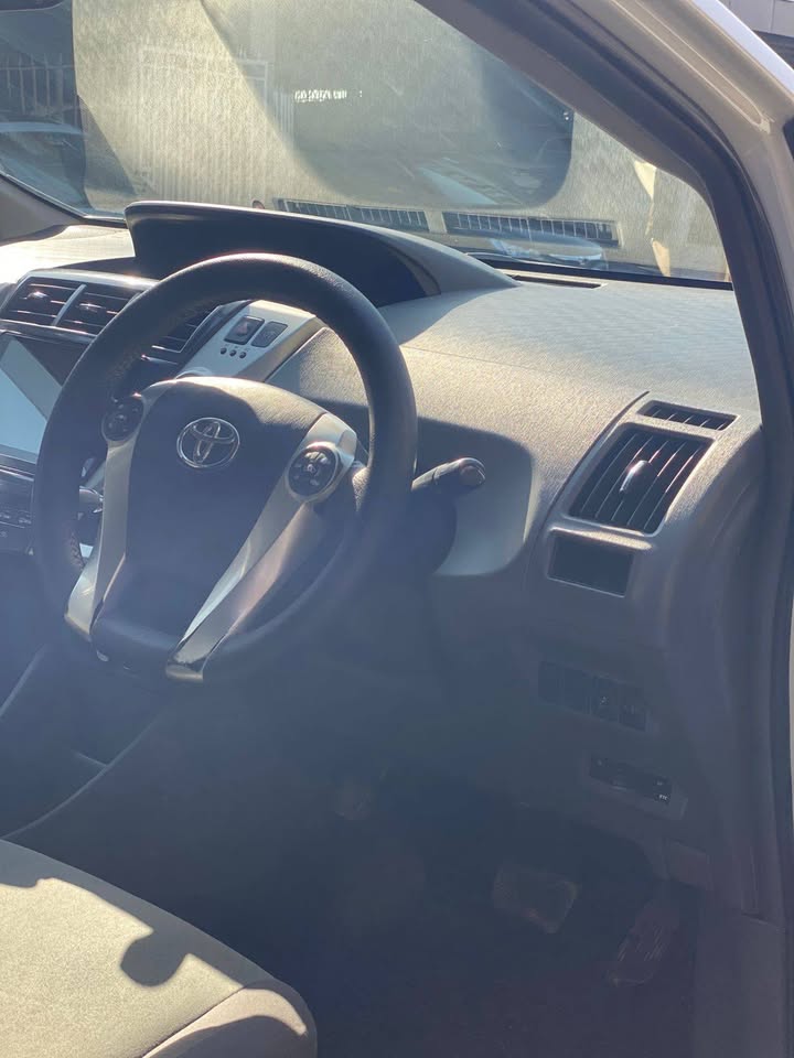 Toyota Prius Alpha 5 Seater