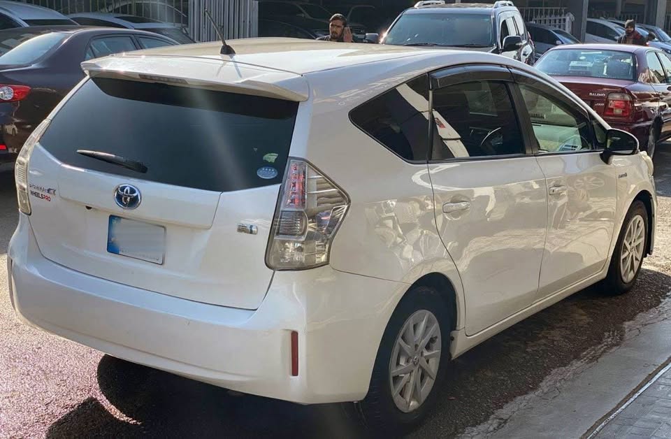 Toyota Prius Alpha 5 Seater