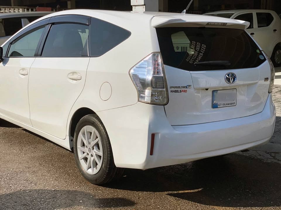 Toyota Prius Alpha 5 Seater
