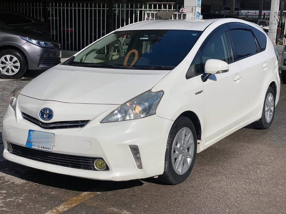 Toyota Prius Alpha 5 Seater