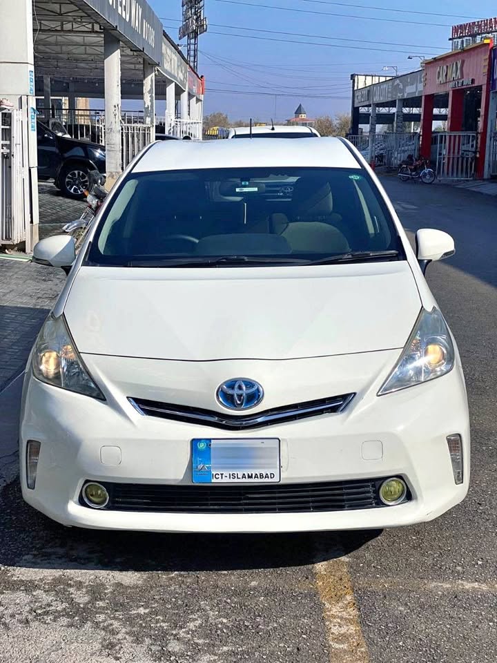 Toyota Prius Alpha 5 Seater